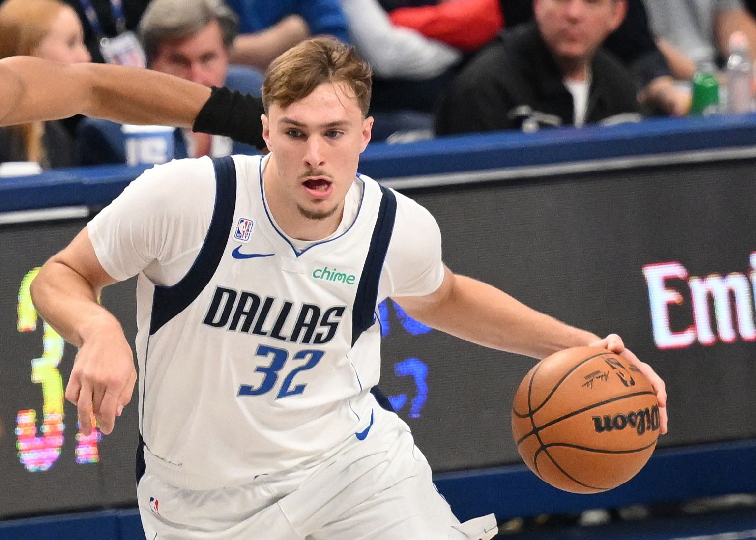 Flagg wurde der jüngste Spieler, der mehr als 100 Rebounds, mehr als 20 Assists und mehr als 20 Punkte erzielte, nachdem er James geworden war.
