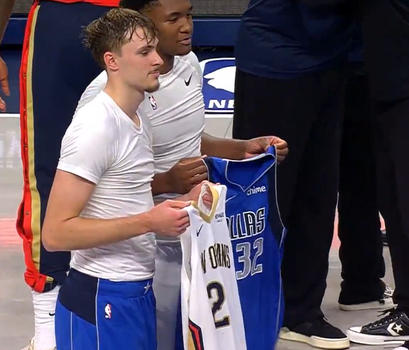 High-School-Teamkollegen! Flagg und Quinn tauschen nach dem Spiel ihre Uniformen