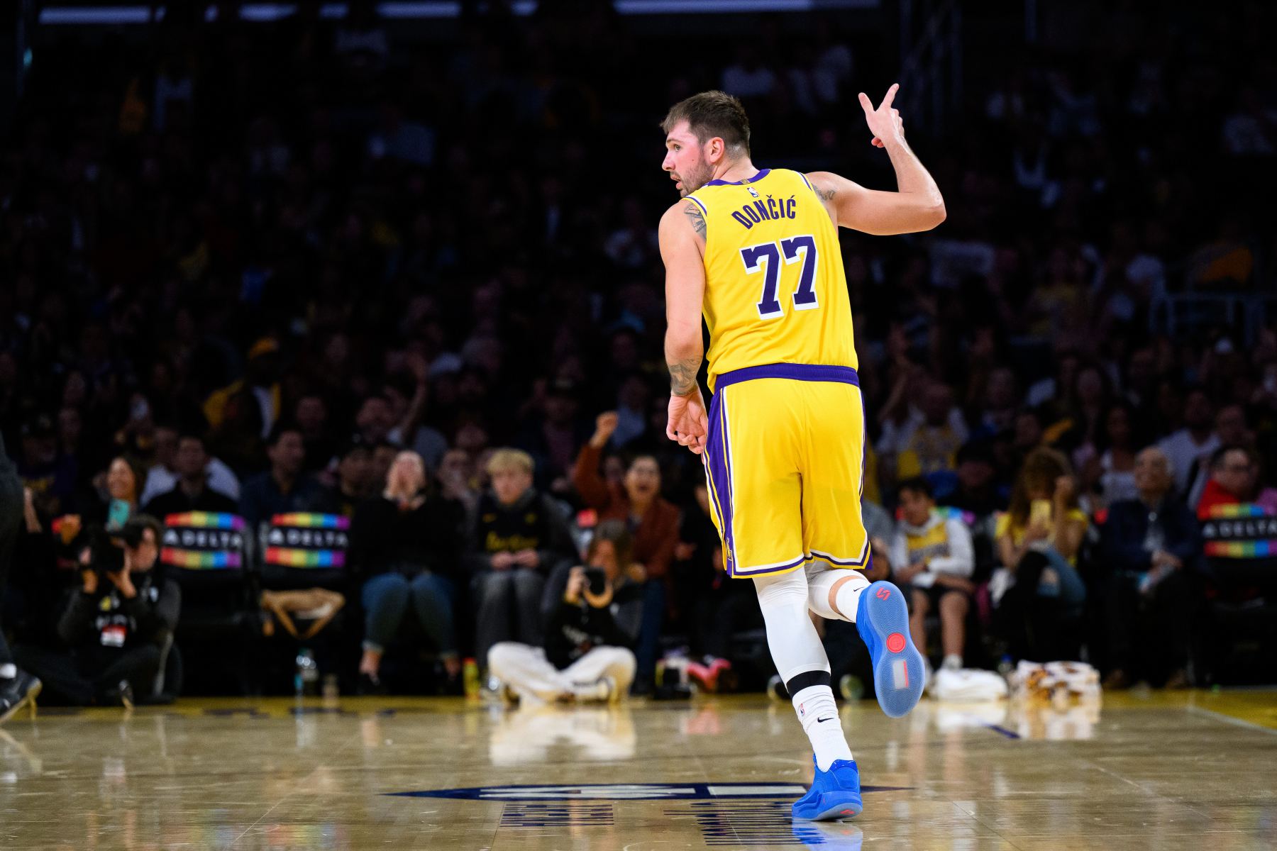 Hat seinen eigenen schnellsten Rekord aufgestellt! Doncic erreichte in den ersten 9 Spielen 300+75+75 Daten